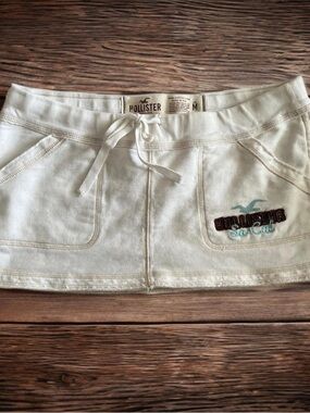 Vintage Y2K Hollister Cream Mini Sweatskirt w/Aquamarine Logo & Brown Embroidery